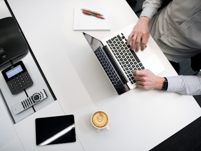 Profissional usando laptop - Consultoria em Tecnologia da Informação